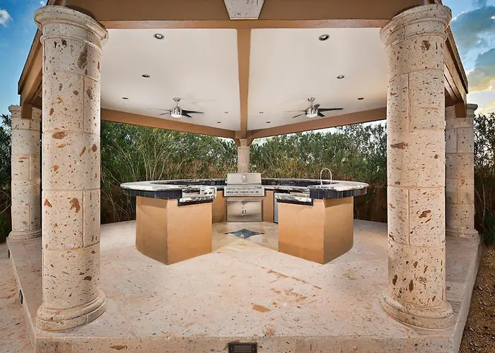 Luxury Estate, Heated Pool, Pickleball Court, Villa